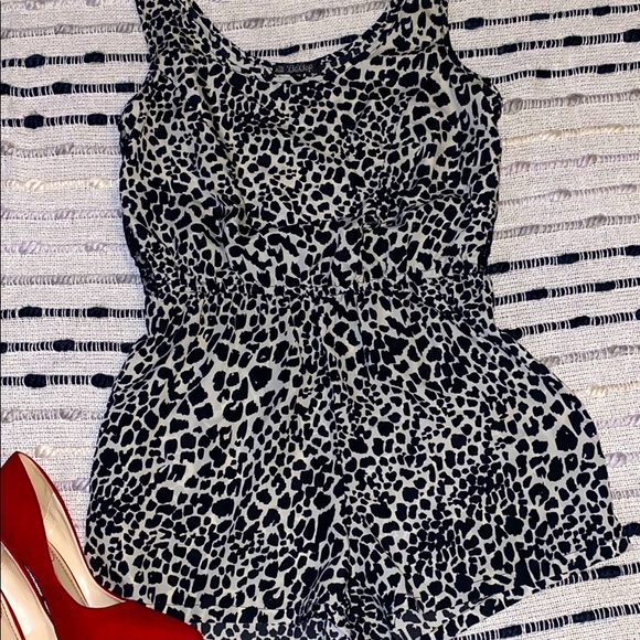 Giraffe print and lace romper - Picture 2 of 3